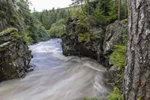 Immagini datate 26 agosto 2024: Pattack falls rapids print highlands scotland