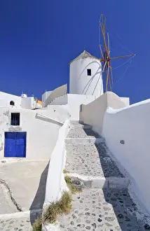 Greek Island Architecture Style Stampe: Paved path to a windmill in Oia