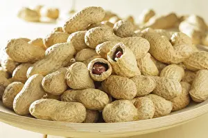 Baked Goods Still Life Stampe: Peanuts in shells