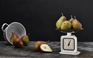 Studio Environment Food Photography Stampe: Pears on a scale