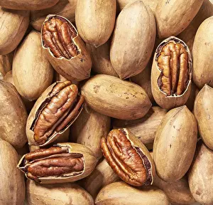 Appetizing Food Images Stampe: Pecans in the background, close-up