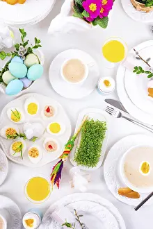 Traditional Easter Meal Ideas Stampe: The perfect table with colorful table decorations for Easter