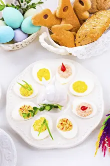 Traditional Easter Meal Ideas Stampe: The perfect table with colourful table decorations for Easter