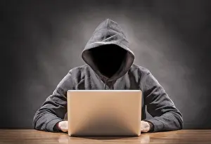 Data Security Threats Stampe: picture of a hacker on a computer