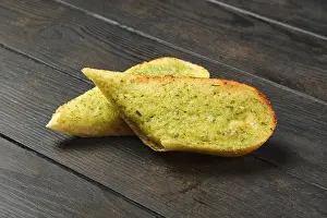 Garlic Bread Stampe: Two pieces of garlic bread on a table