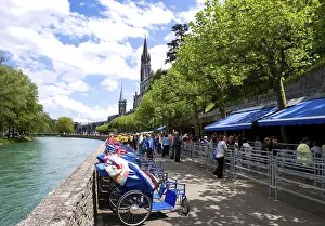 French Religious Landmarks Stampe: Pilgrims in front of the Baths
