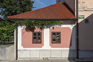 Stampe di Facciata della casa rosa, finestra con oggetti antichi, Kranj, Alta Carniola, Slovenia Kranj Stampe: Facciata di casa rosa, finestra con oggetti antichi.