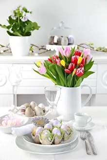Easter Table Setting Stampe: Place setting for Easter with eggs and tulips