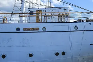 Stralsund Harbour Stampe: Port side, rigging and deck superstructure