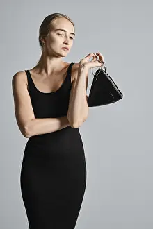 Female Model Studio Shot Stampe: Portrait of beautiful model posing with triangular hand bag