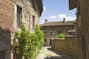 Uninhabited Medieval Fortress Stampe: Cobblestone street, medieval walled town of Perouges