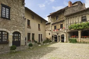 Old European Buildings Stampe: Place de la Halle square, medieval walled town of Perouges