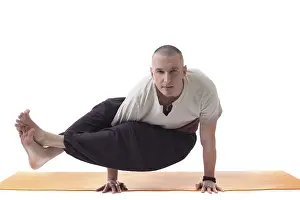White Studio Photo Stampe: Practicing yoga trainer posing looking at camera