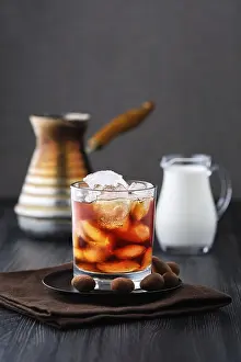 Ice Covered Glass Stampe: Process of making iced coffee