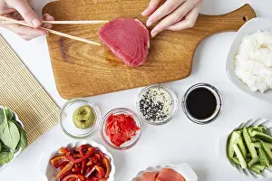 Tonno Stampe: Il processo di preparazione del sushi.