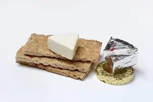 Plain Colored Background Food Images Stampe: Processed cheese on crispbread, opened and packed