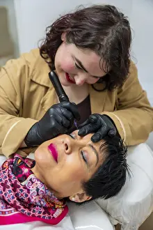 Permanent Makeup Stampe: Professional technician using a microblading tool