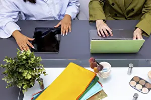 Professional Collaboration Stampe: Two professionals collaborate using technology devices