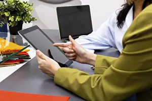 Image Consulting Stampe: Professionals in an image consulting session analyze digital data on a tablet