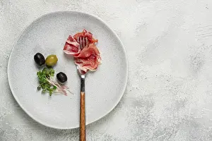 Studio Shot Image Stampe: Prosciutto on a fork, top view