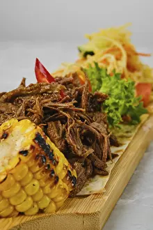 Grilled Meal Ideas Stampe: Pulled beef served with grilled corn and pickled cabbage