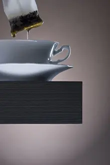 Indoor Food Photography Stampe: Pulling teabag from a cup of tea