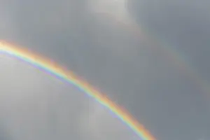 Stampe di L'arcobaleno appare nelle nuvole di pioggia in primavera. Bas-Rhin, Alsazia, Francia Rhin Stampe: L'arcobaleno appare nelle nuvole di pioggia in primavera.