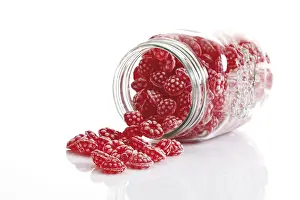 Confectionery Studio Shots Stampe: Raspberry sweets in a sweets jar