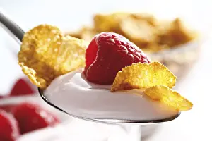 Breakfast Cereal Stampe: Raspberry yoghurt with cornflakes on a spoon