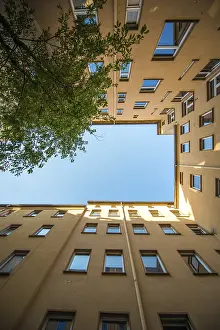 Stampe di Giardino rettangolare, circondato da mura gialle, visto dal basso Architettura Di Berlino Stampe: Giardino rettangolare, circondato da mura gialle.