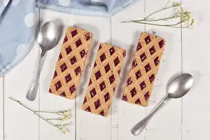 Fruit Preserves Pie Stampe: Rectangular slices of pie called Linzer Torte