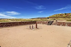 Ancient Civilization Sites Stampe: A rectangular square with stone pillars surrounded by ruins under a clear sky