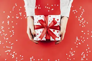 Plain Red Background Image Stampe: On a red background with confetti