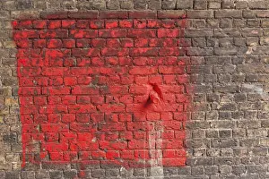 Stampe di Mattonelle dipinte di rosso in un pattern sullo sfondo di una parete Arte Astratta Stampe: Mattoni rossi dipinti in un pattern di sfondo di una parete.