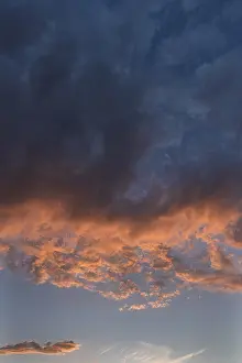 Overcast Sky Southern Germany Stampe: Reddish clouds in the evening sky