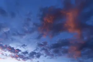 Atmospheric Dusk Scene Stampe: Reddish clouds in the evening sky