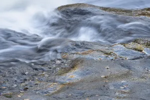 Norrbotten County Landscape Stampe: Reflections on a rock at a rushing stream