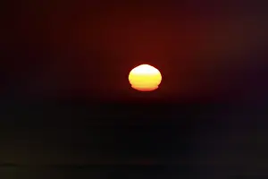 Hazy Evening Sky Stampe: Refraction and reflection at sunset