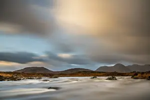 Glen Coe Mountain Peaks Stampe: River Ba with mountain peaks in the background and dramatic clouds