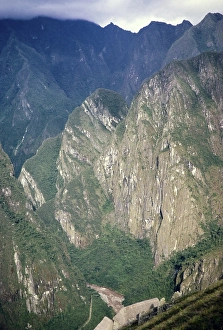 Inca Ruins Complex Peru Stampe: River gorge and mountain peak of Machu Picchu