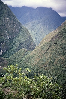 Inca Ruins Complex Stampe: River gorge and mountain peak of Machu Picchu