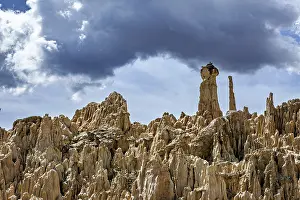 Stampe di Formazioni rocciose con un cielo nuvoloso, una formazione rocciosa simile a uno scultura, La Valle della Luna Moon Valley vicino a La Paz in Bolivia Bolivia Stampe: Formazioni rocciose con un cielo nuvoloso.