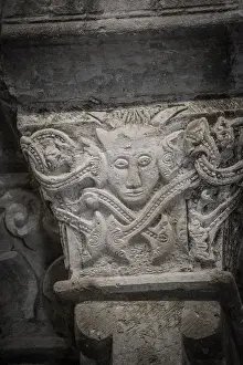 Stampe di Capitello romanico con un diavolo, tempio pre-romanico di Santa Maria de Wamba, X secolo, regione dei Montes Torozos, Valladolid, Castiglia e León, Spagna Capitello romanico con un diavolo Valladolid Stampe: Capitello romanico con un diavolo.