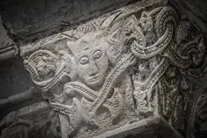 Stampe di Capitello romanico con un diavolo, tempio pre-romanico di Santa Maria de Wamba, X secolo, regione dei Montes Torozos, Valladolid, Castiglia e León, Spagna Valladolid Stampe: Capitello romanico con un diavolo.