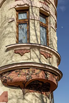 Bay Window Architecture Stampe: Round bay window on a residential building