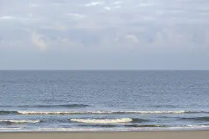 Empty Sandy Ocean Beach Stampe: Running out waves at the sandy beach