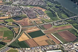 Stampe di Un paesaggio rurale dall'alto con campi, strade e un'autostrada che combina natura e infrastrutture, vista da un aereo del paesaggio circostante di Francoforte in Assia Germania Vista Aerea Stampe: Un paesaggio rurale visto dall'alto con campi.