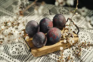 Delicate Flower Arrangement Stampe: A rustic composition of four uniquely painted Easter eggs