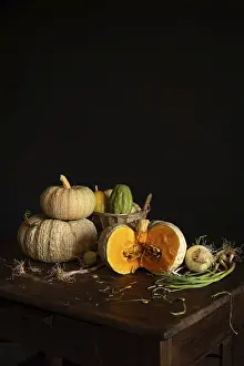 Wooden Table Photography Stampe: A rustic still life featuring pumpkins