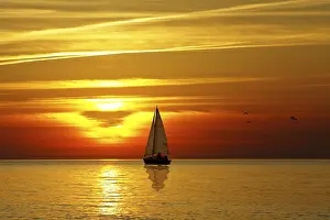Deserted Sunset Stampe: Sailing and sunset